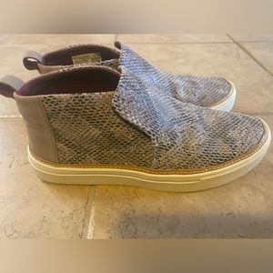 Women’s Tom’s size 6 worn twice